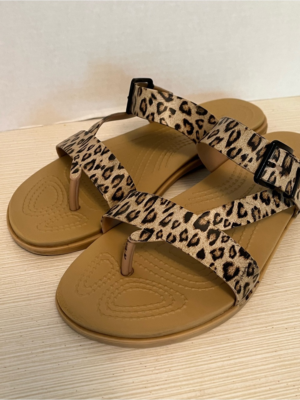 Crocs Tulum Toe Post Sandal Leopard Print Tan Women 8 Strappy Slip On Flip Flop